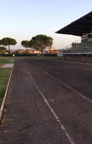 Pista d’atletica tra buche e ciuffi d’erba 