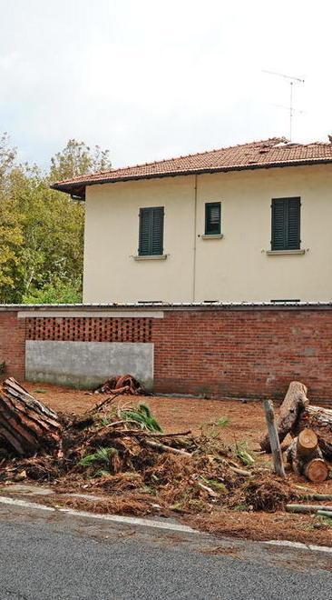 Ponti galleggianti e gru per recuperare 40 auto 