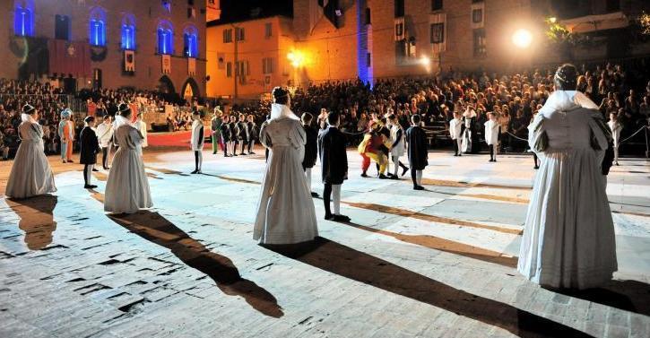 Dama vivente e calici di Morellino 