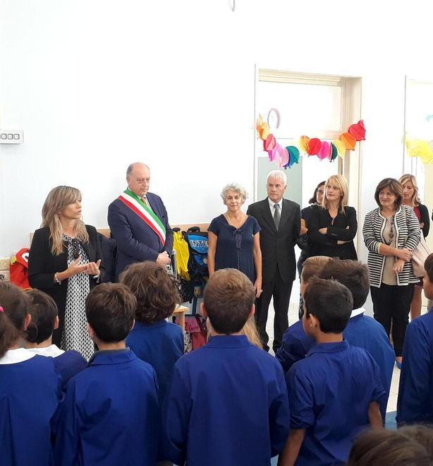 Migliaia di studenti in classe 