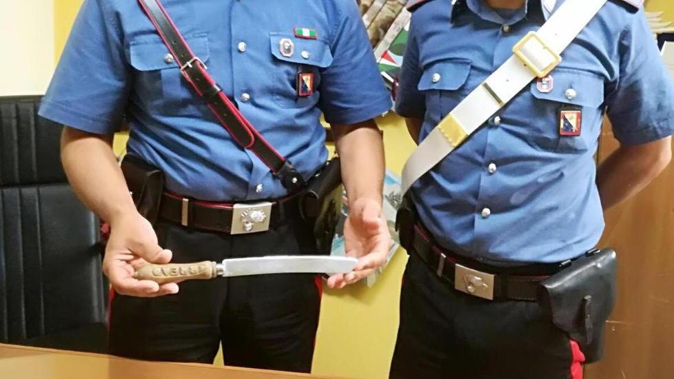 Aggredisce la fidanzata armato di coltello: arrestato