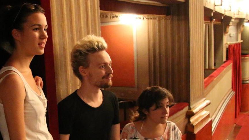 L’omaggio alla rock band nel video di Lavinia