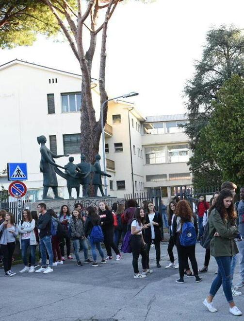 Un ritorno regolare sui banchi delle superiori 