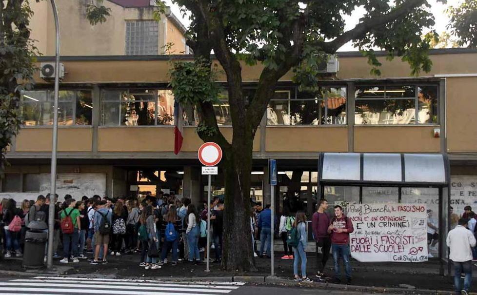 Slogan e Costituzione davanti alla scuola 
