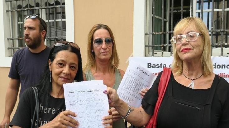 «Inagibili i nostri alloggi, dovete spostarci altrove»