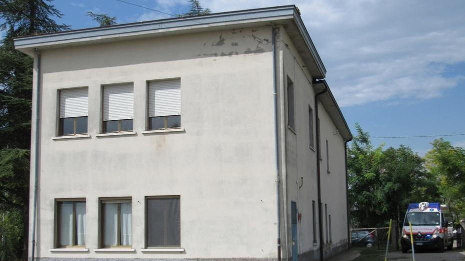 Cinque bimbi punti da vespe nel giardino della scuola