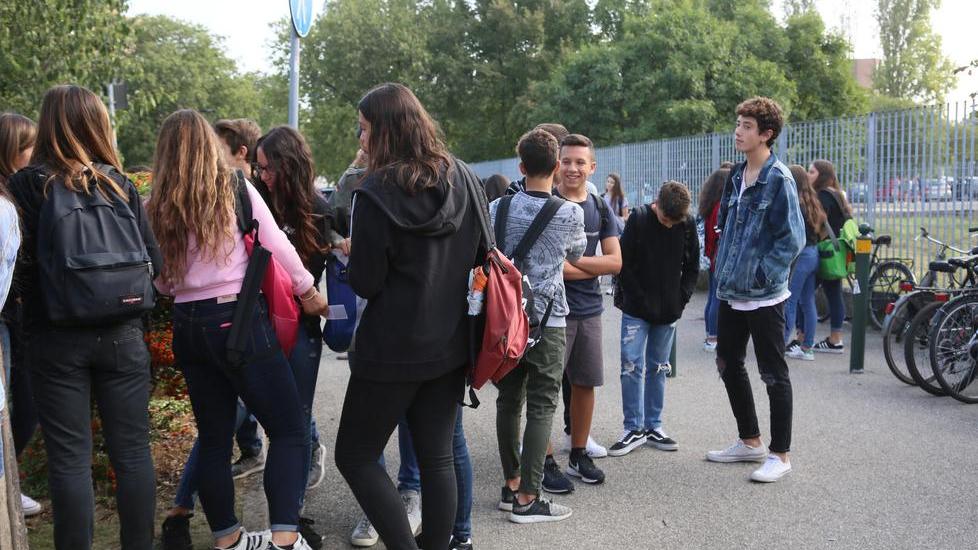 Le superiori in classe con il problema delle aule