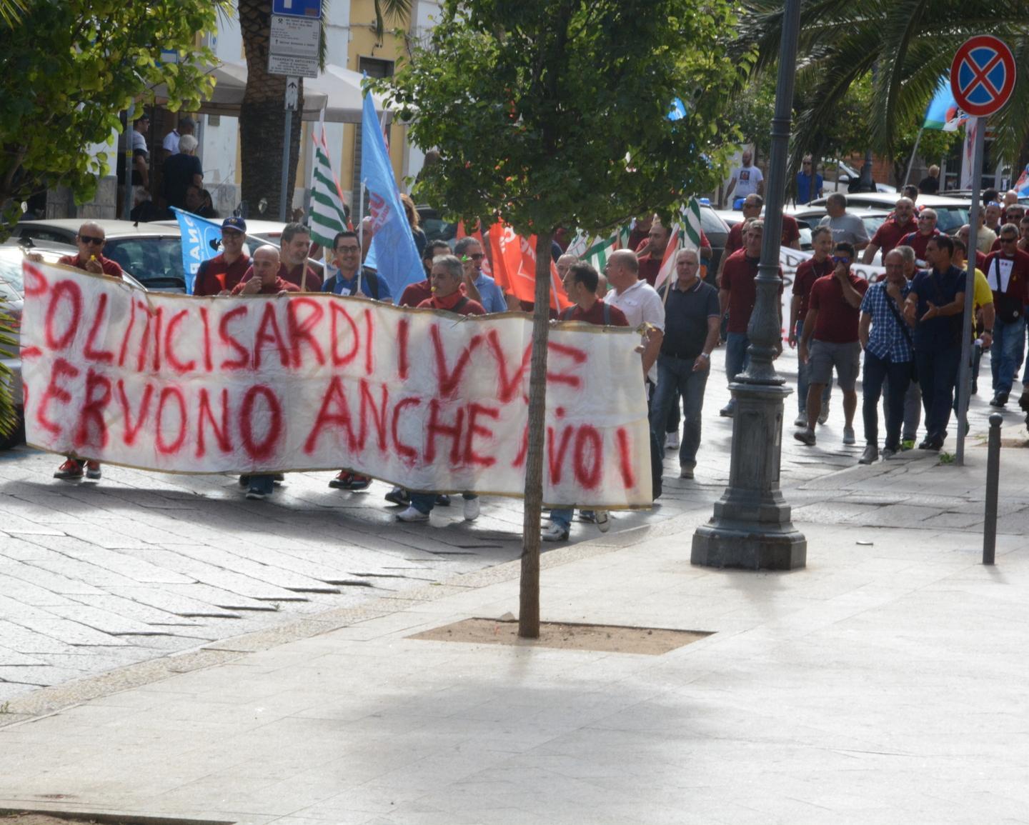 Pompieri in corteo contro il comandante 