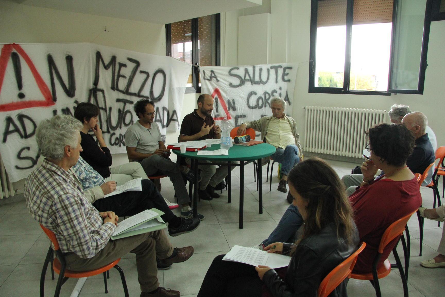 La riunione dei comitati del"no" alla terza corsia (foto Batavia)  