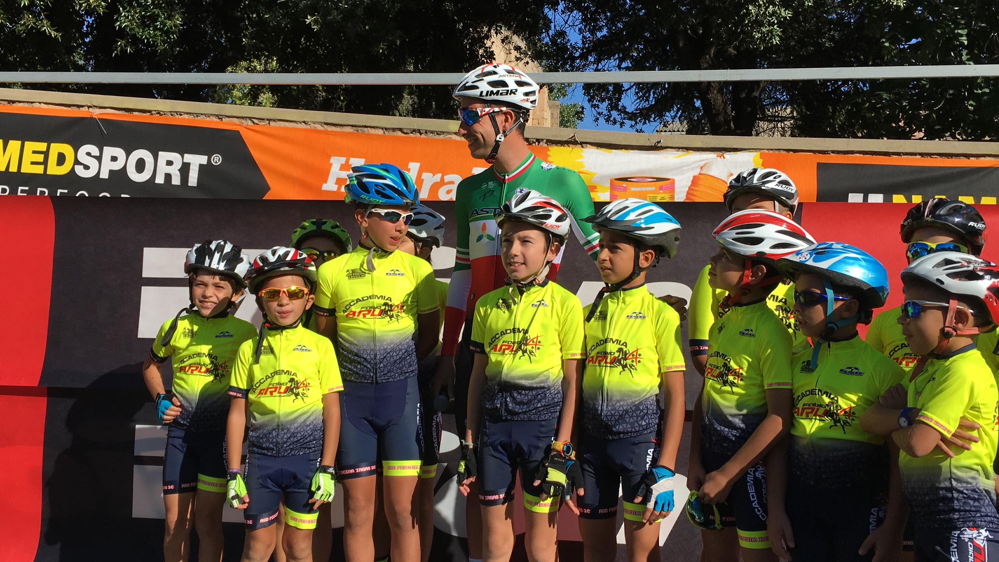 Fabio Aru con alcuni dei piccoli campioni della Pedalaru (foto Mario Rosas)