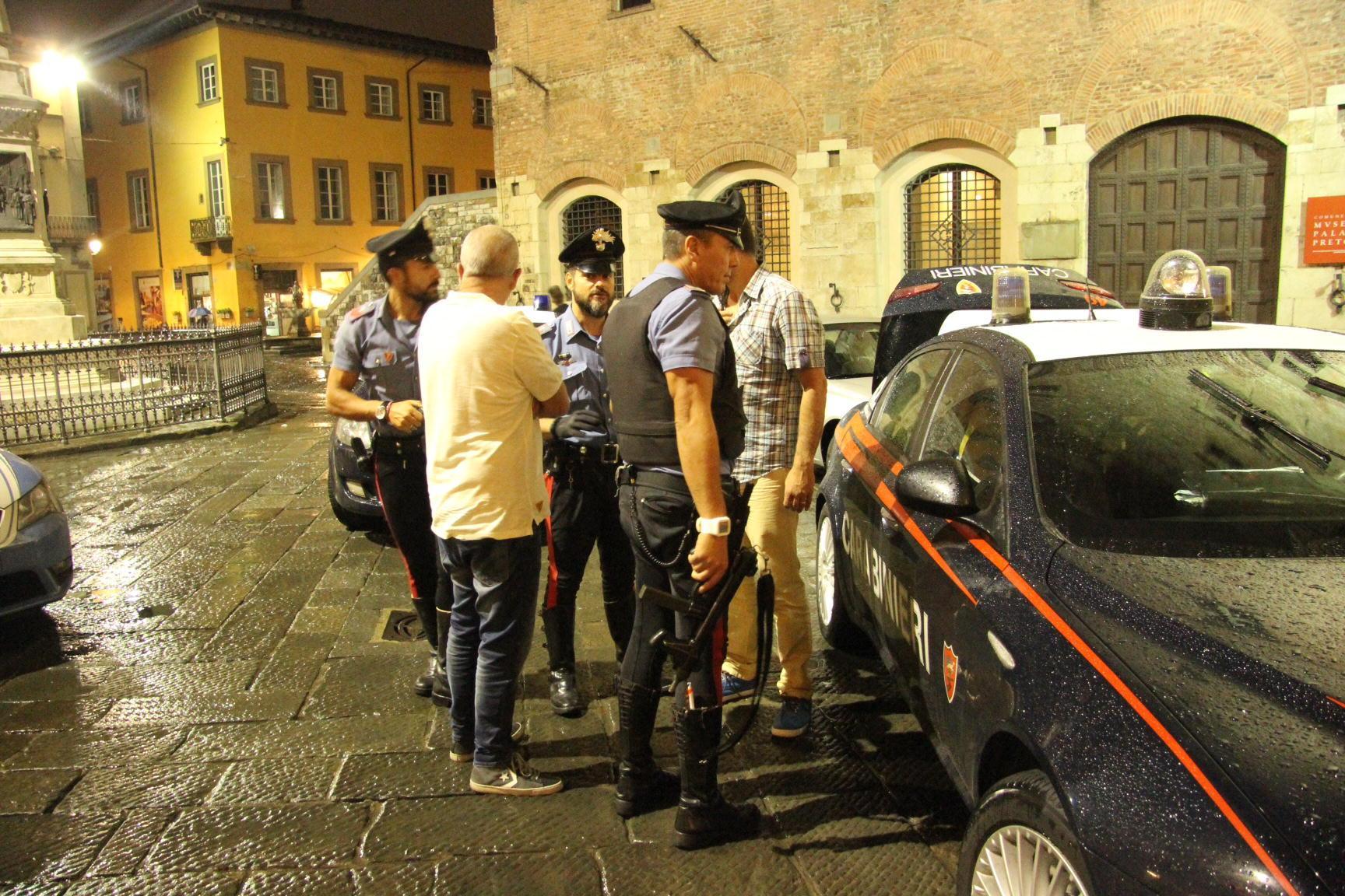 Le indagini di carabinieri e polizia municipale in piazza del Comune per l'uomo che prima ha sparato in un androne poi si è consegnato al piantone del Comunedl (foto Batavia)