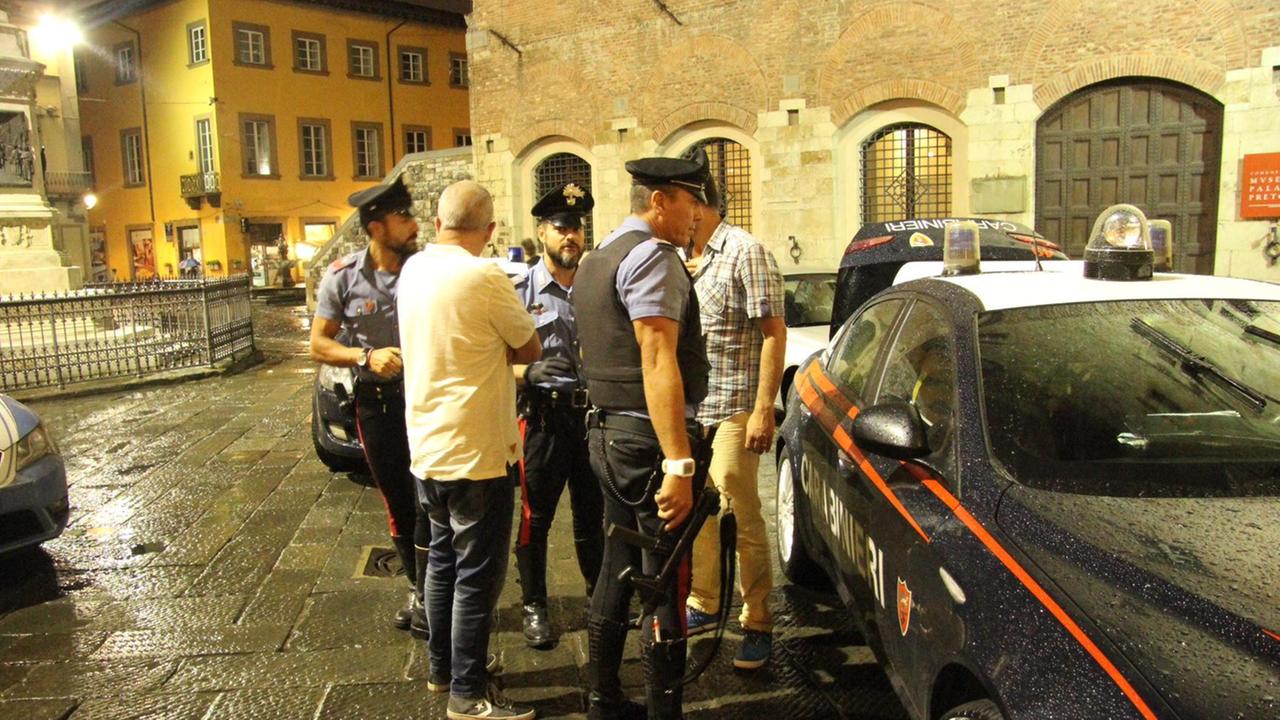 Le indagini di carabinieri e polizia municipale in piazza del Comune per l'uomo che prima ha sparato in un androne poi si è consegnato al piantone del Comunedl (foto Batavia)