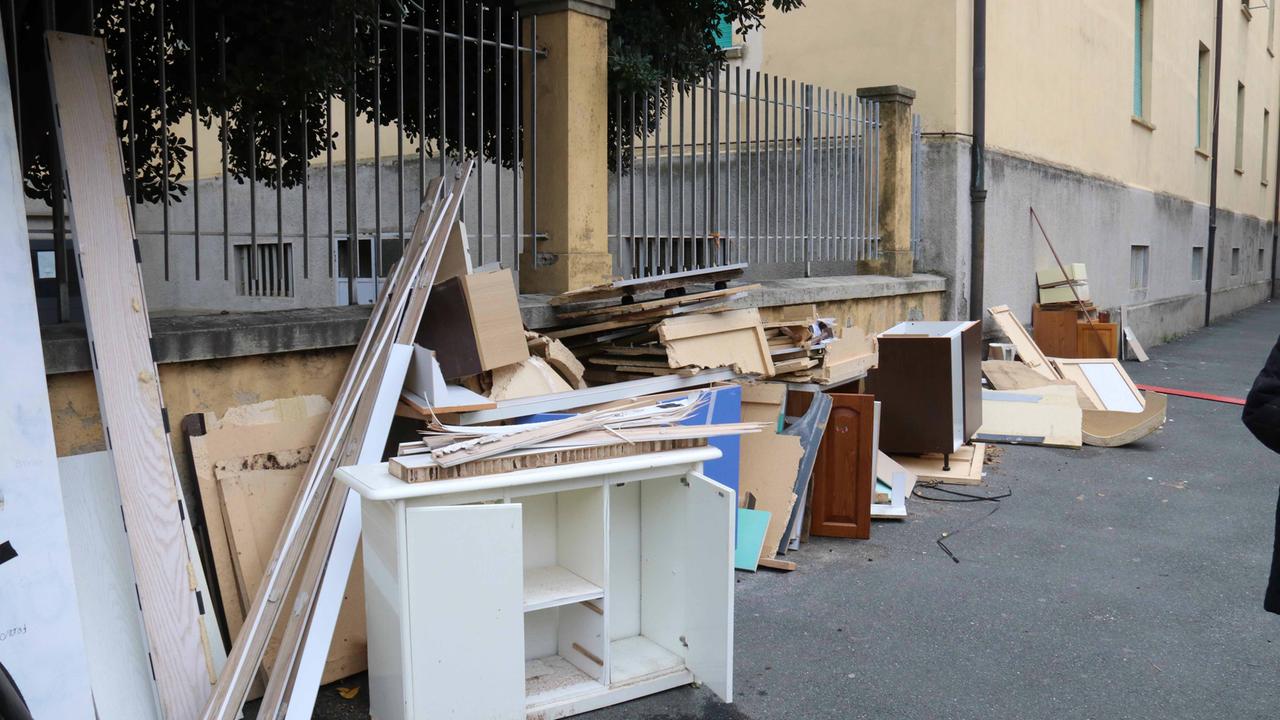 Un cumulo di ingombranti ai cassonetti (foto di archivio)