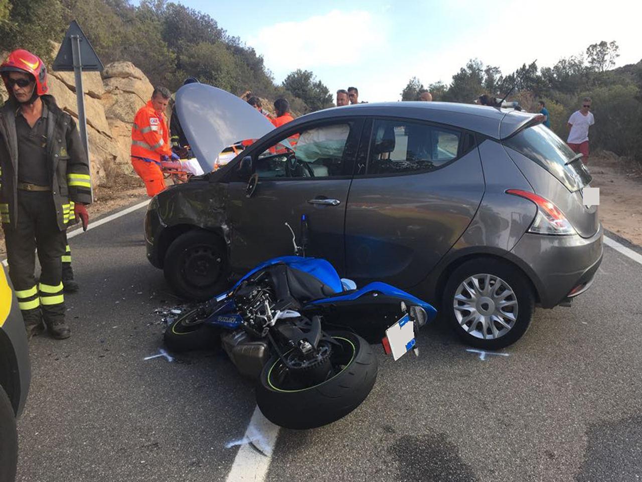 Moto contro auto che fa inversione, gravissimo 26enne 