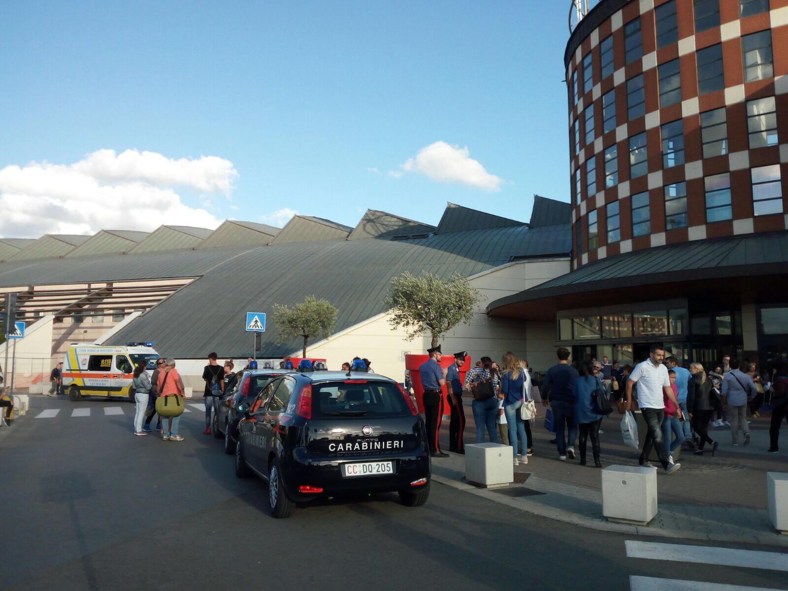 I carabinieri e un'ambulanza davanti al Centro I Gigli (foto Lorenzo Innocenti)