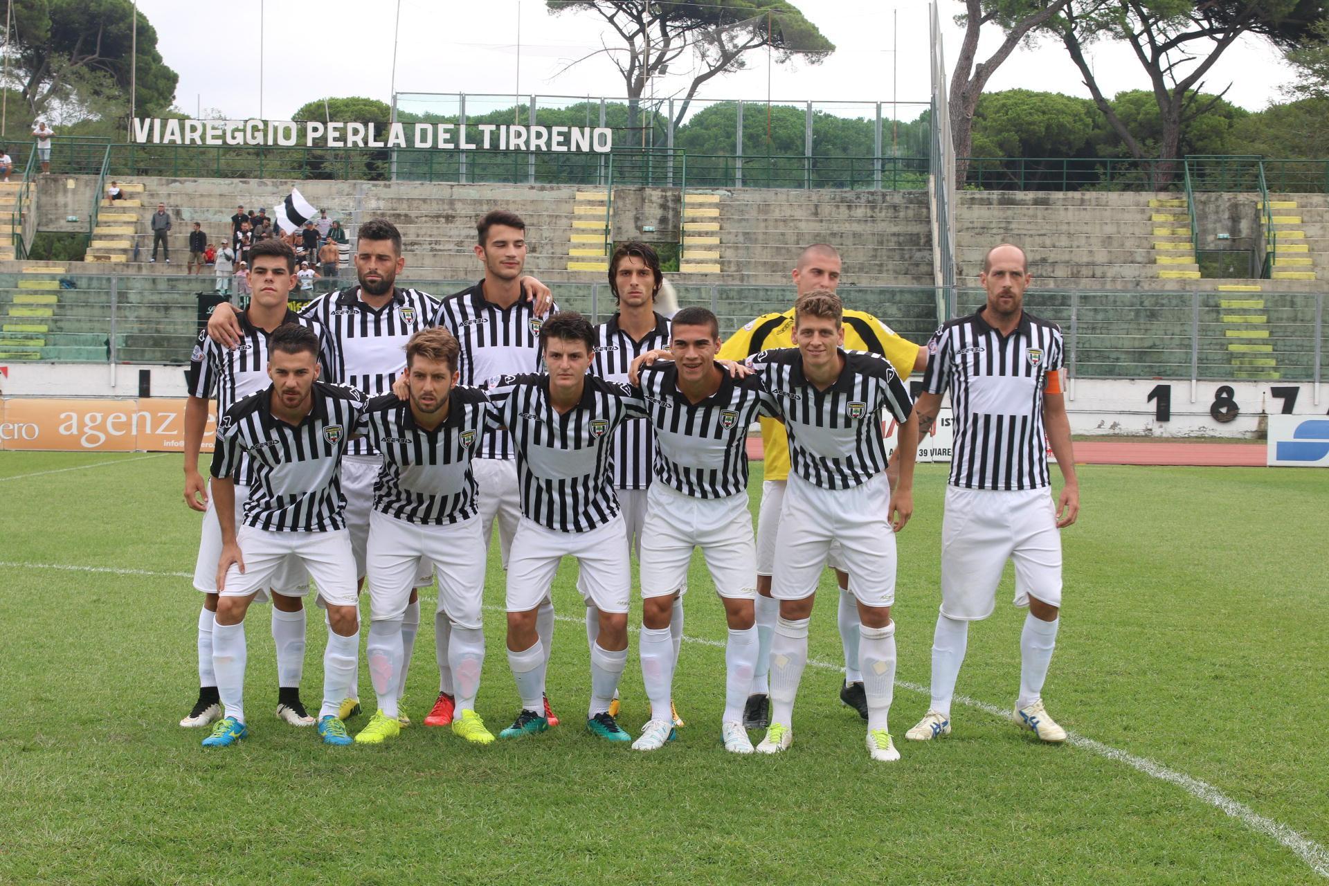 La formazione del Viareggio Calcio (foto Giannini/Paglianti)