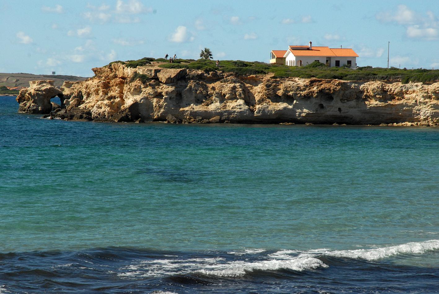 Un tratto della scogliera di S'Arena Scoada a rischio crollo (foto Pinna)