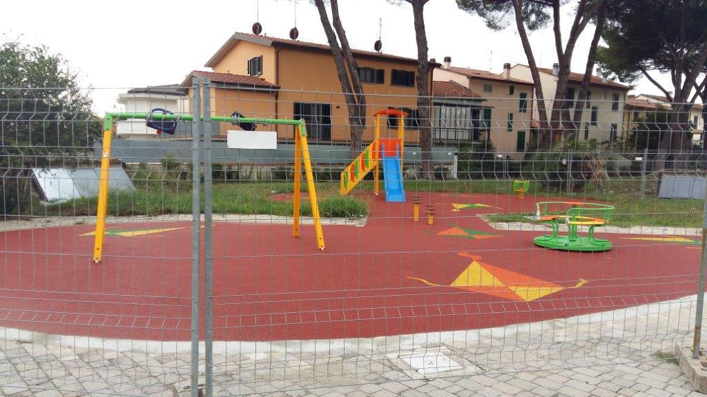 I nuovi giochi posizionati nel parco pubblico di via Cividale