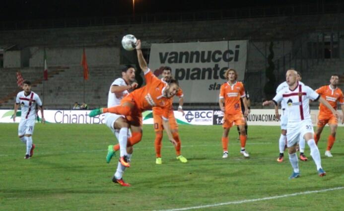 Un'azione di gioco fra Pistoiese e Pro Piacenza (Foto Gori)