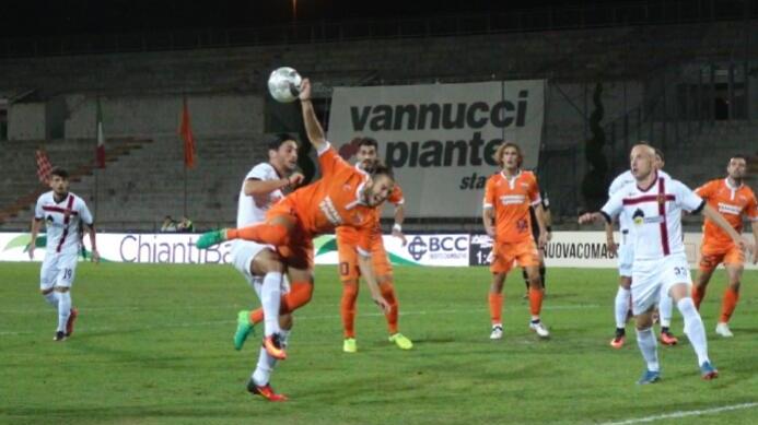 Un'azione di gioco fra Pistoiese e Pro Piacenza (Foto Gori)
