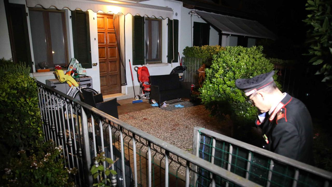 Il giardino davanti a casa in cui è accaduta la tragedia