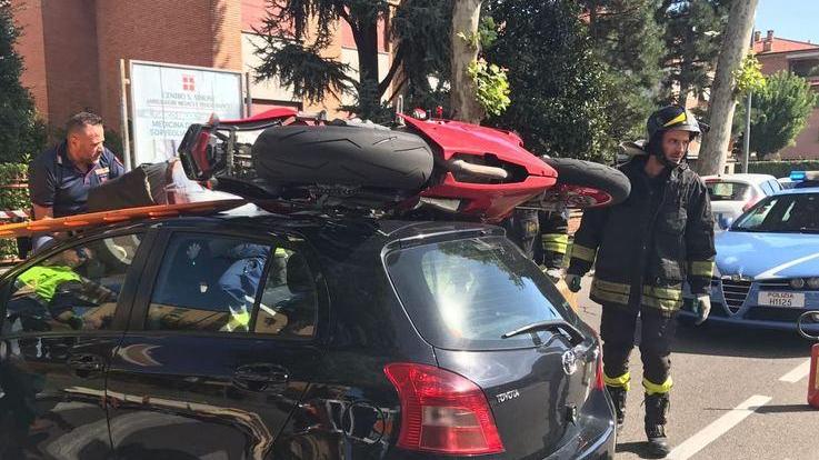 Schianto tra auto e moto a Carpi: grave 24enne