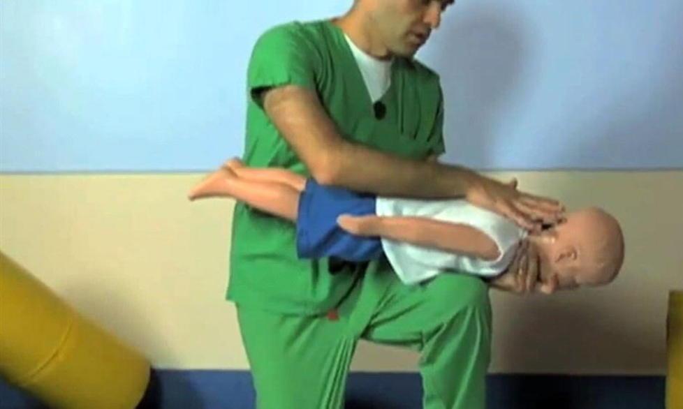 Bimbo rischia di soffocare, lo salva il babbo
