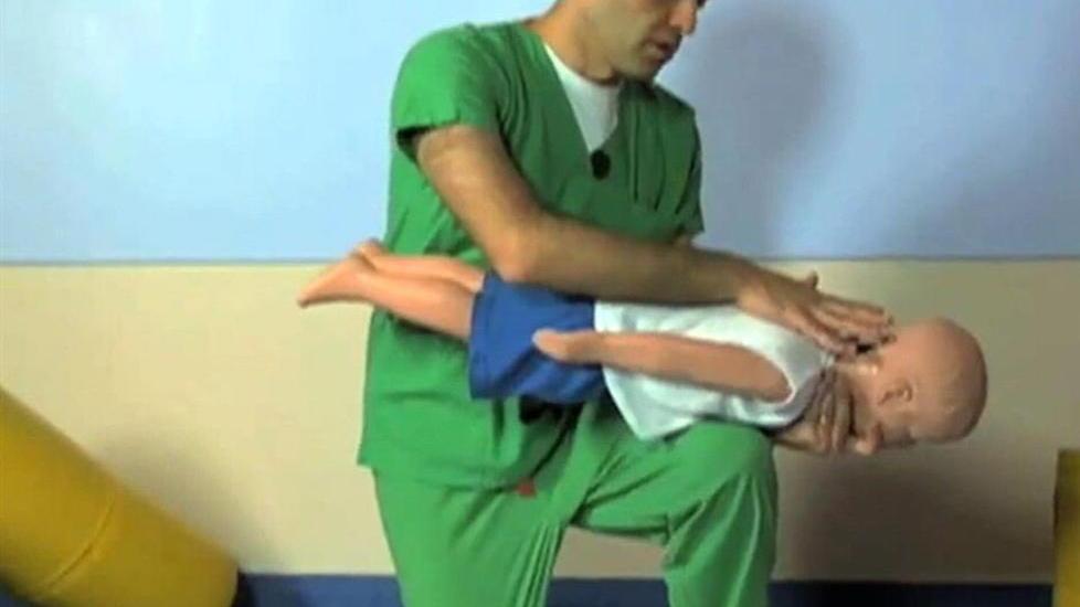 Bimbo rischia di soffocare, lo salva il babbo