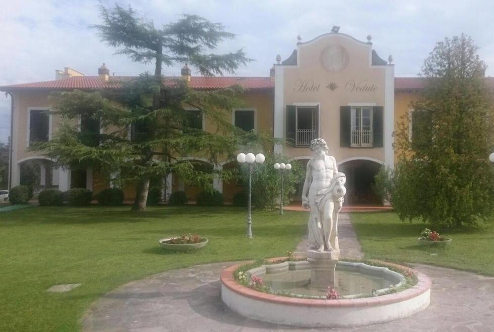 Si sporge e cade dalla finestra dell’albergo