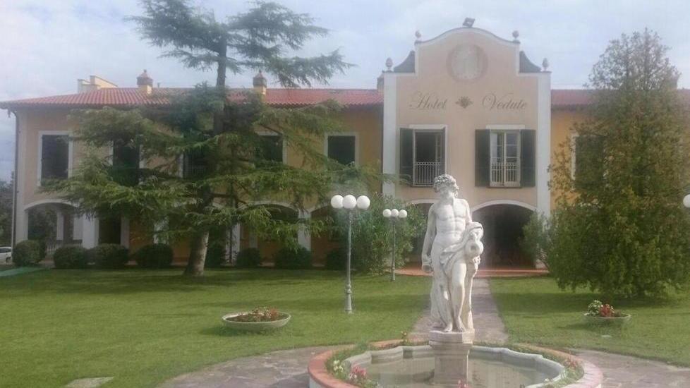 Si sporge e cade dalla finestra dell’albergo