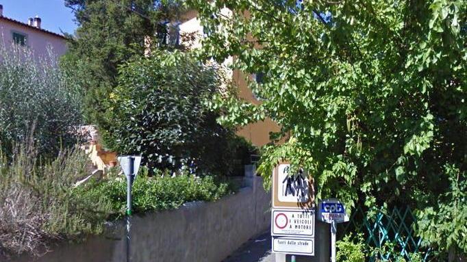 Strada al buio Abitanti costretti a usare le torce