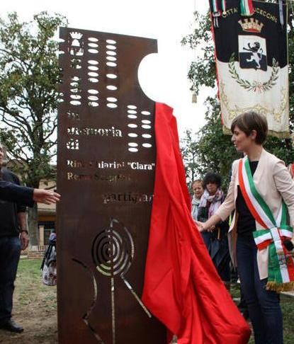 La coppia di partigiani ricordata con una stele