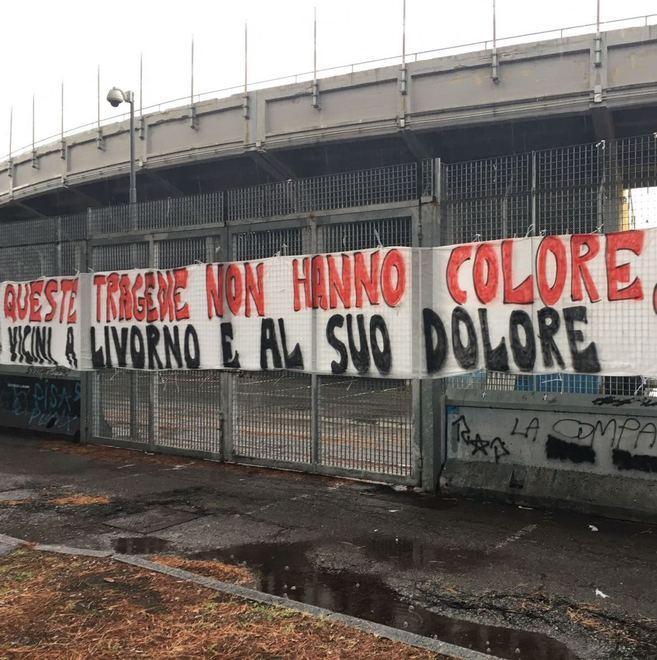 Gli ultrà del Pisa nel fango di Livorno dopo l’alluvione 
