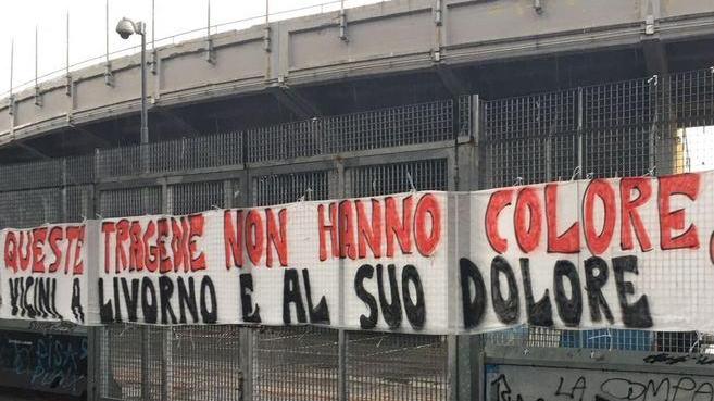 Gli ultrà del Pisa nel fango di Livorno dopo l’alluvione
