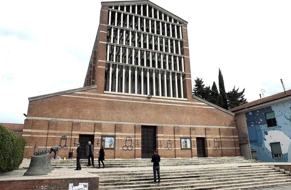 Croci rovesciate e simboli fallici Sfregiata la chiesa 
