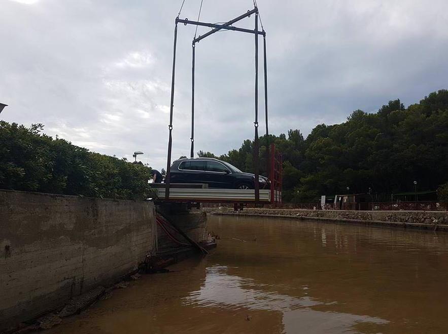 Auto bloccate nel residence via al trasferimento con le gru