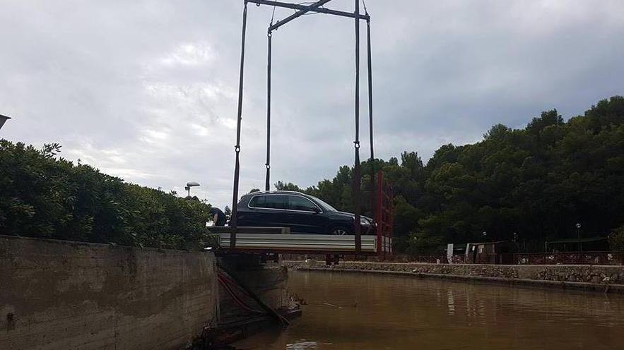Auto bloccate nel residence via al trasferimento con le gru
