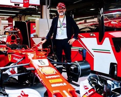 Bottura portafortuna al box della Ferrari
