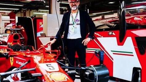 Bottura portafortuna al box della Ferrari