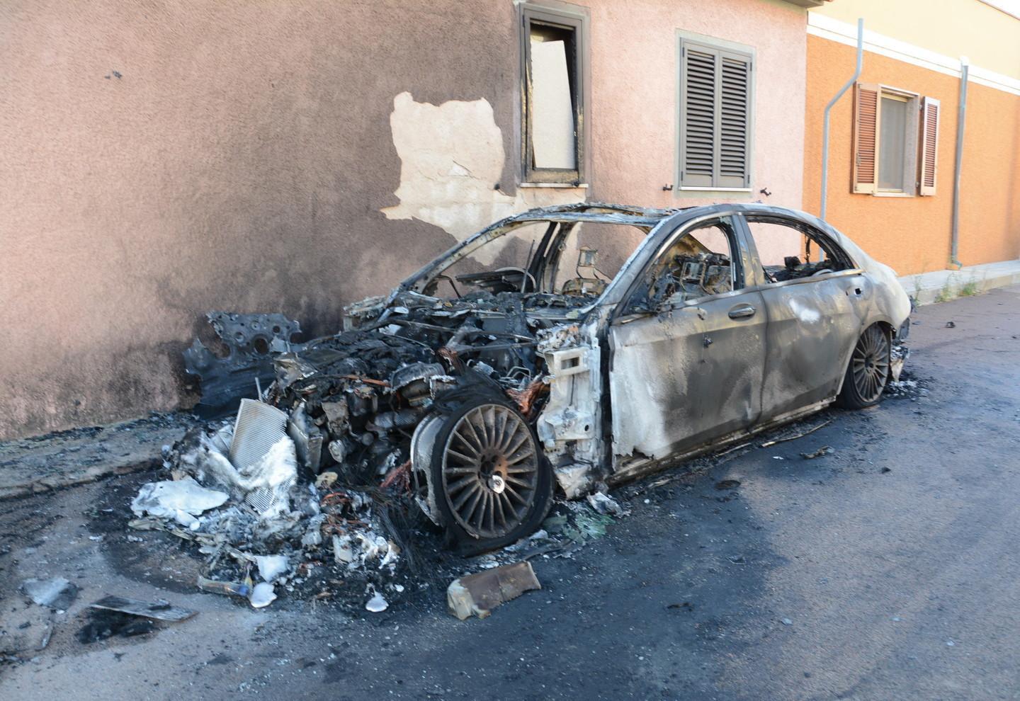 Bruciano la Mercedes a un autista Ncc 
