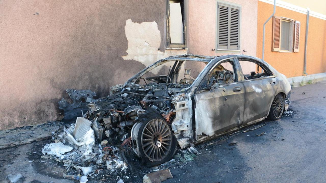 Bruciano la Mercedes a un autista Ncc