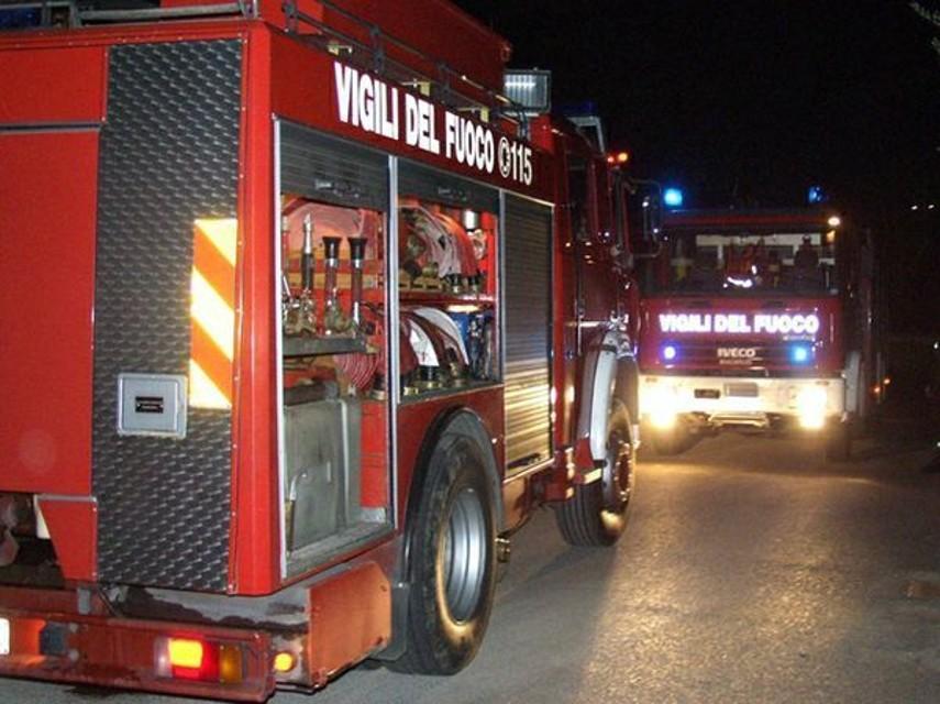 Un fienile, un furgone e un tegame in fiamme. Notte di lavoro per i vigili del fuoco 