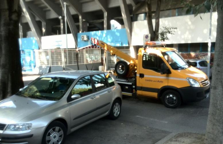 Un carro attezzi in azione in zona stadio