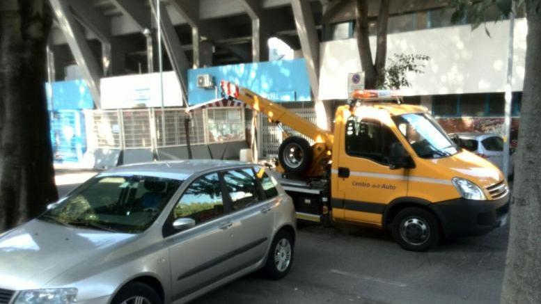 Un carro attezzi in azione in zona stadio