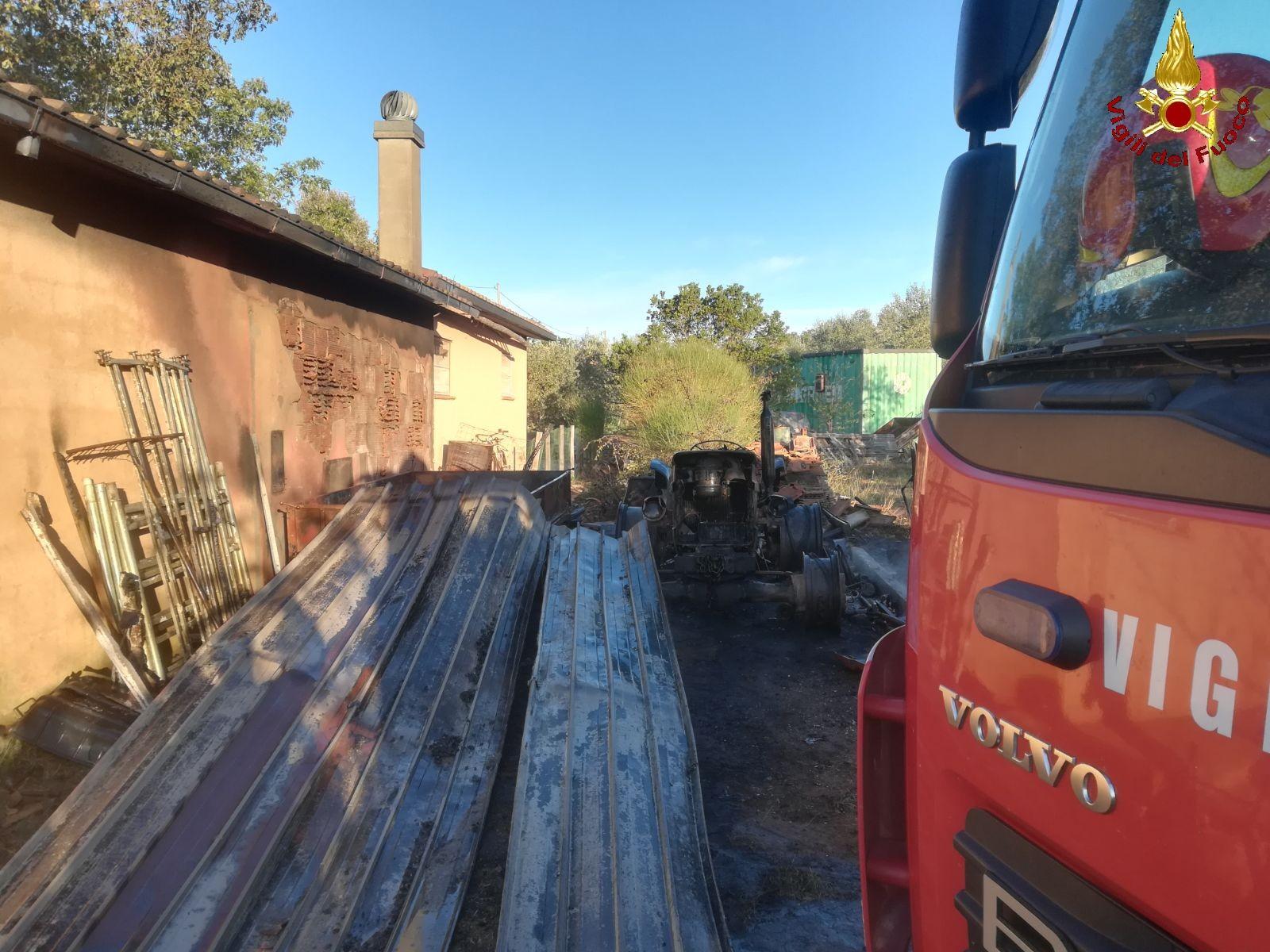 I vigili del fuoco sul luogo dell'incidente (foto Vigili del fuoco)