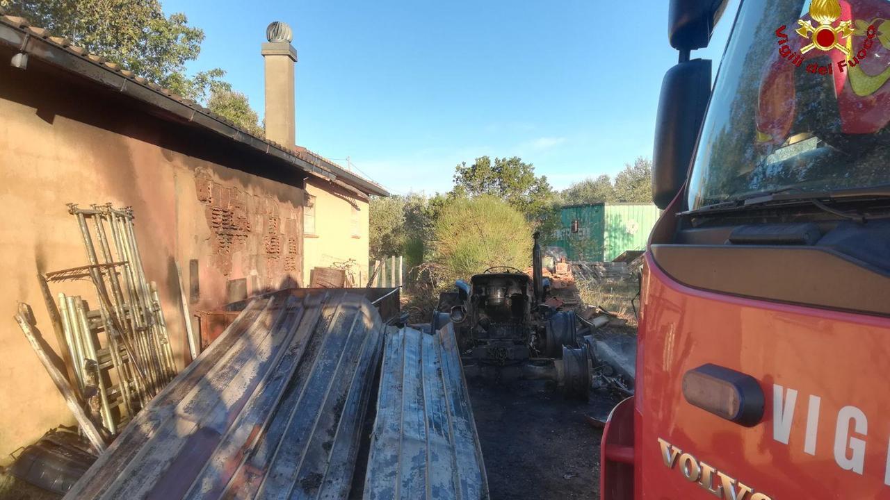 I vigili del fuoco sul luogo dell'incidente (foto Vigili del fuoco)