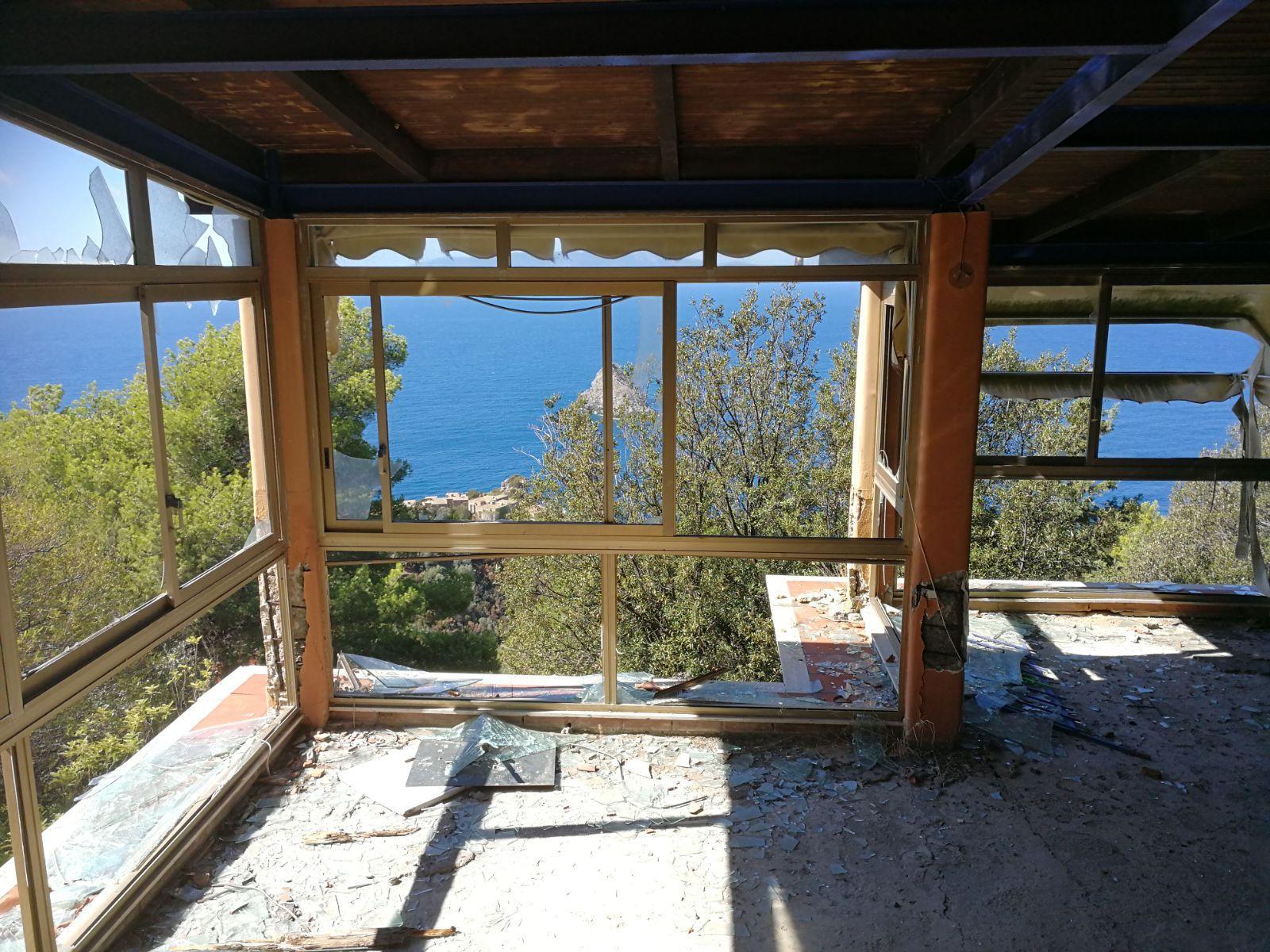 Vetri spaccati all'interno dell'ex ristorante che si affaccia su Cala Moresca (foto Enzo Russo)