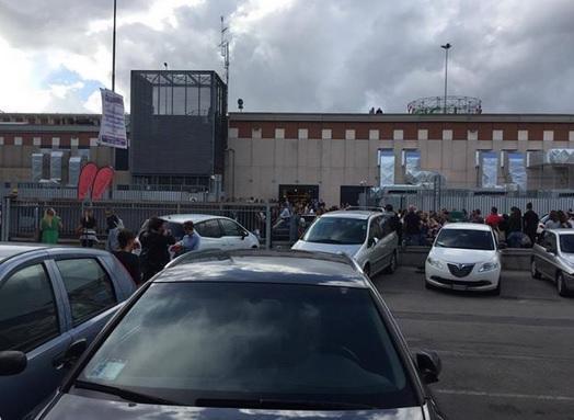 La gente all'esterno del centro commerciale I Gigli per l'allarme bomba