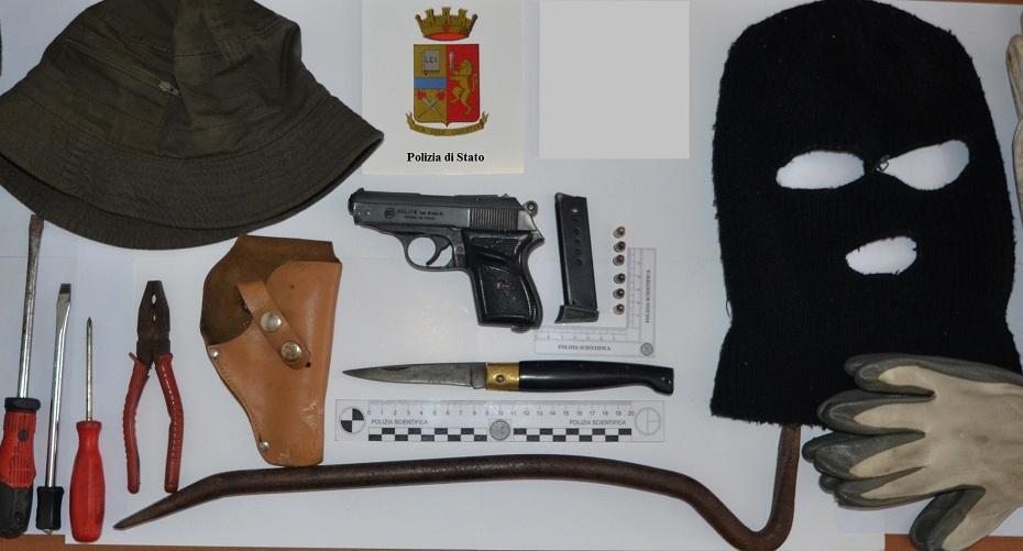 Gli oggetti sequestrati ai due giovani a Lanusei