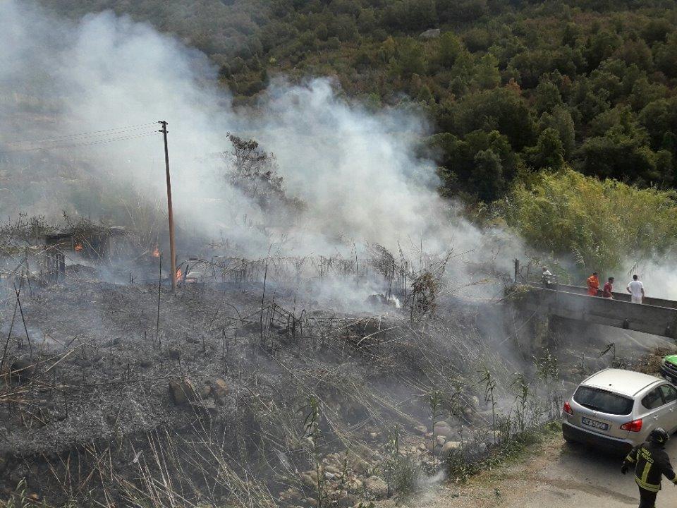 L'incendio a Pomonte (foto di Beppe Tanelli)